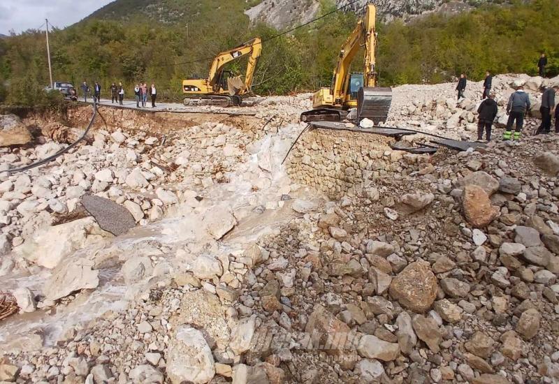 FOTO - GALERIJA | Drežnica se čisti nakon obilnih poplava, izbori se održavaju redovito